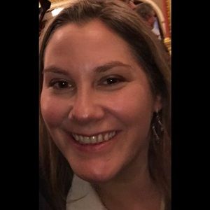 Meet your Posher, Larissa